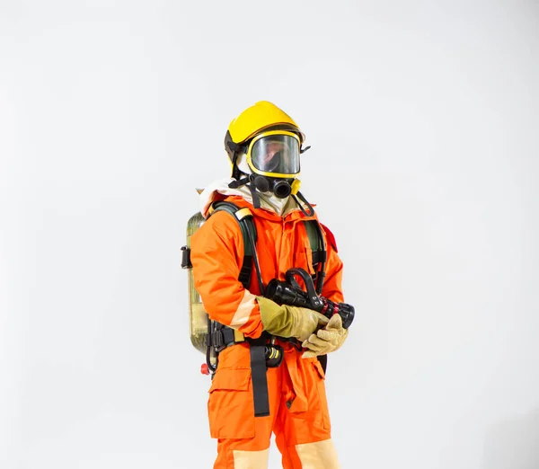 Профессиональный Пожарный Крупным Планом Стоя Держа Шланг Огня Обеими Руками — стоковое фото