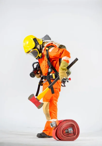 Egyik Kezében Tűzoltó Volt Másikban Vasfejsze Miközben Lenézett Földre Stock Fotó