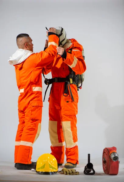 Profesjonalny Strażak Dopasowuje Maskę Swojego Partnera Białym Tle Praca Zespołowa — Zdjęcie stockowe