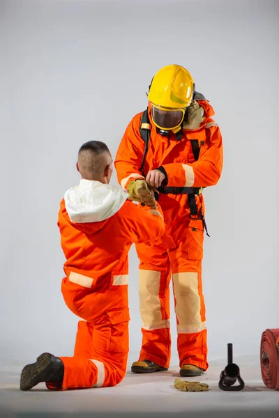 Bombero Profesional Ayuda Pareja Ponerse Guantes Destacando Importancia Del Trabajo —  Fotos de Stock