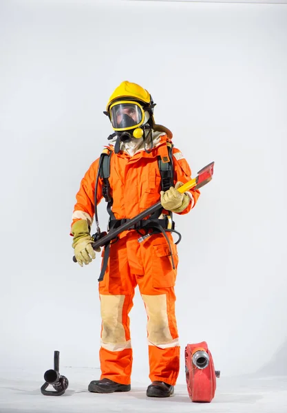 Επαγγελματίας Πυροσβέστης Στέκεται Πιάνοντας Σιδερένιο Τσεκούρι Σταθερά Δύο Χέρια Δείχνοντας — Φωτογραφία Αρχείου