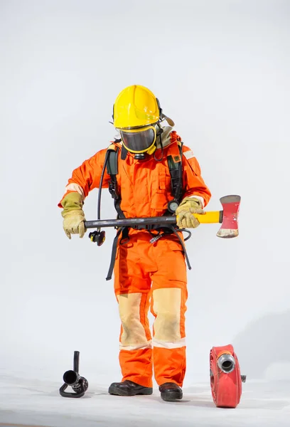 Профессиональный Пожарный Жёлтой Каске Железным Топором Белом Фоне — стоковое фото