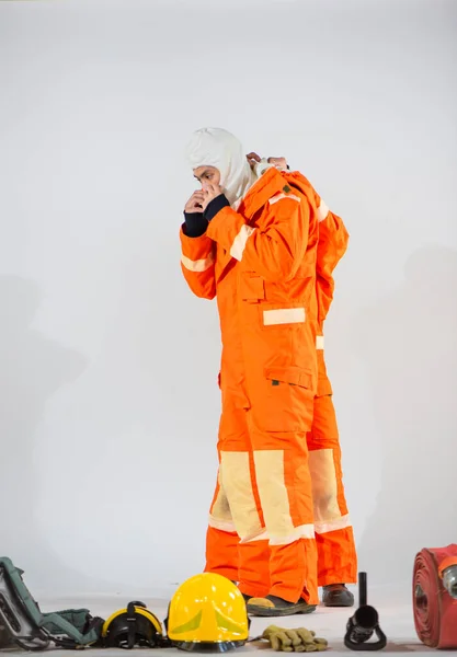 Bombeiro Profissional Auxilia Seu Parceiro Vestir Capuz Protetor Garantindo Cobertura — Fotografia de Stock