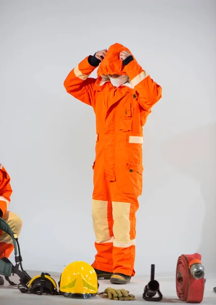 Професійний Пожежник Намагається Зняти Уніформу Капота Білому Тлі Пожежне Обладнання — стокове фото