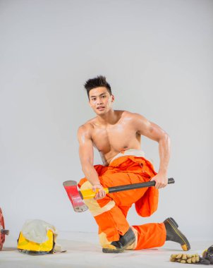 Profesyonel itfaiyecinin duruşu ve ifadesi, görev sırasında gerektiren cesaret ve kararlılığı somutlaştıran gurur ve başarı duygusunu yansıtır..