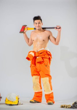 Profesyonel itfaiyecinin odaklanmış ifadesi ve demir baltayı tutuş şekli onun rolüne olan sarsılmaz bağlılığını vurguluyor. Yeteneklerine güven ve güven aşılıyor..