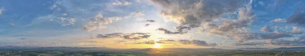 Légi Kilátás Naplemente Panorámás Gyönyörű Táj Alkonyati Nap Áttör Felhők — Stock Fotó