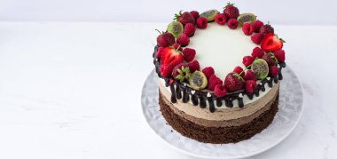 Pastalı pankart, üç çikolata. Beyaz arkaplanda metin için boşluk