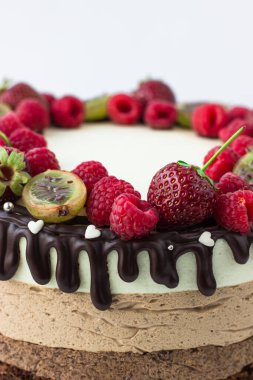 Üç çikolatalı kek, çilek, ahududu ve bektaşi üzümü.
