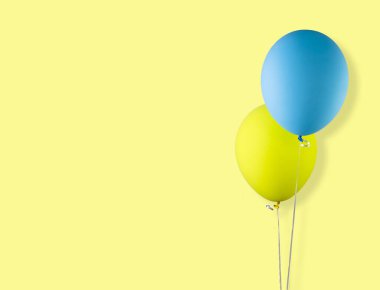 Mavi ve sarı renkli balonlar, sarı arka planda Ukrayna bayrağı renginde balonlar.