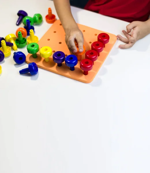Beyaz Arka Planda Çocuk Temalı Bir Afiş Plastik Mantarlarla Oynayan — Stok fotoğraf