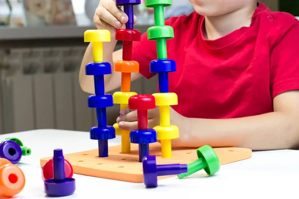 Trening Montessori Dziecko Które Bawi Się Kolorowymi Grzybami — Zdjęcie stockowe