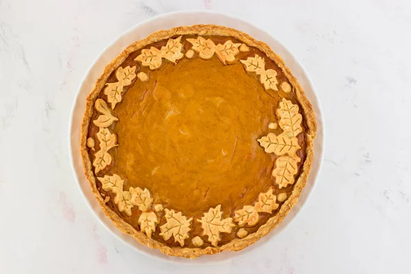 有秋天装饰的圆形蛋糕 白色背景下的南瓜派的头像 — 图库照片