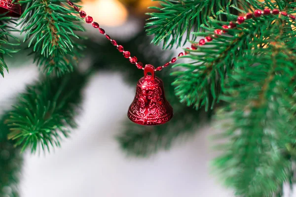 Tarjeta Año Nuevo Árbol Navidad Decorado Con Bolas Oro Rojo —  Fotos de Stock