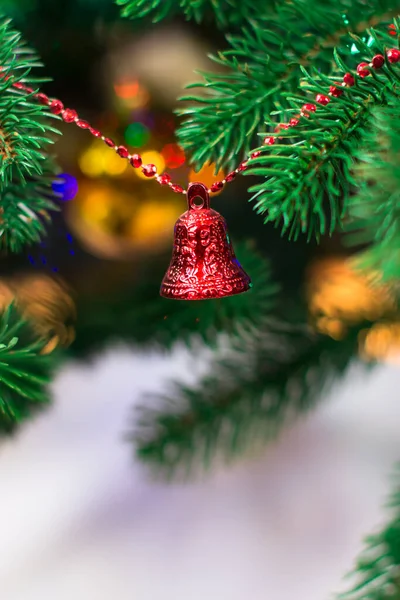 Nyårskort Julgran Dekorerad Med Guld Och Röda Bollar Ovanifrån — Stockfoto