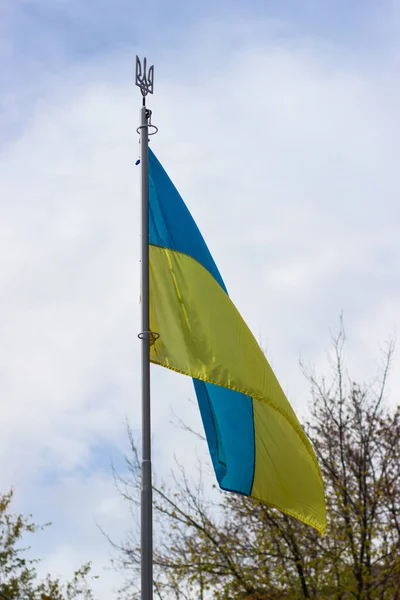 Флаг Украины Машущий Ветру Сине Жёлтый Флаг Гербом — стоковое фото