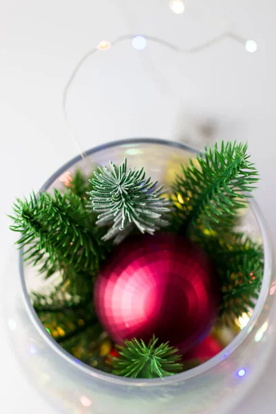 Juldekoration Gran Grenar Och Röda Bollar Jul Inredning Transparent Vas — Stockfoto