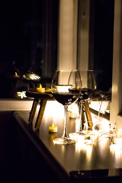 Zwei Gläser Wein Auf Der Fensterbank Romantischer Abend Bei Kerzenschein — Stockfoto