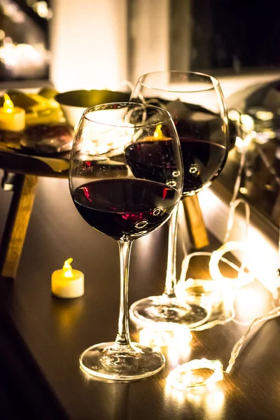 Δύο Ποτήρια Κρασί Στο Περβάζι Του Παραθύρου Ρομαντικό Βράδυ Κεριά — Φωτογραφία Αρχείου