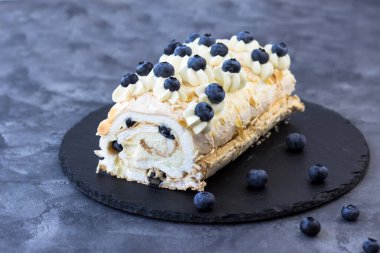 Yaban mersinli merengue dürümü. Tatlı nefis.