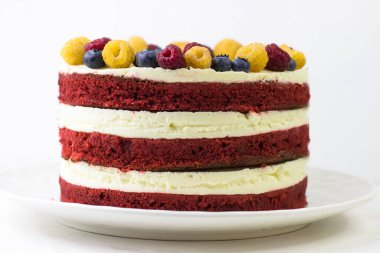 Pasta beyaz arka planda kırmızı kadifedir. Yan görünüm