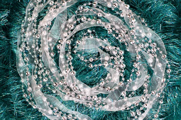 Décoration Noël Couleur Turquoise Perles Argent Sur Fond Une Guirlande — Photo