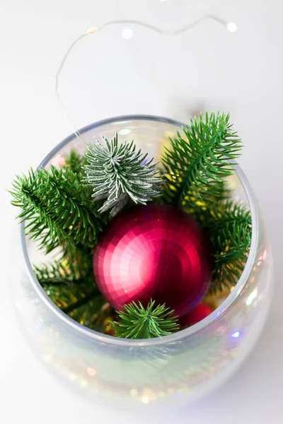 Juldekoration Gran Grenar Och Röda Bollar Jul Inredning Transparent Vas — Stockfoto