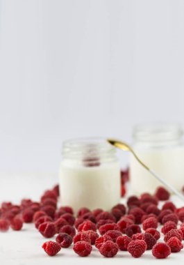 Ahududulu ev yapımı yoğurt. Ahududu dolu yoğurt kavanozları. Metin için boşluk