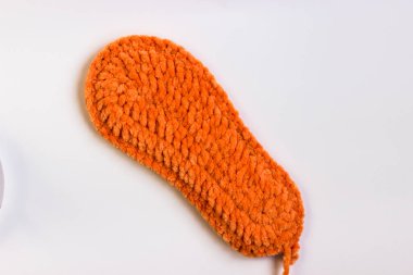 Yumuşak iplik tabanı. Beyaz arka planda turuncu taban. Adım adım terlik örüyorum.