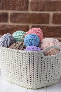 Karmaşık iplik parçaları. Örgü ipliklerle dolu bir sepet. Yumuşak iplik