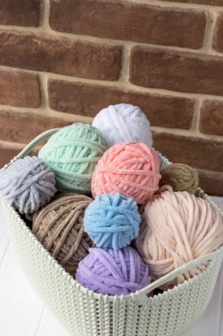 Karmaşık iplik parçaları. Örgü ipliklerle dolu bir sepet. Yumuşak iplik