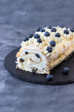 Yaban mersinli merengue dürümü. Tatlı nefis.