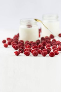 Ahududulu ev yapımı yoğurt. Ahududu dolu yoğurt kavanozları. Metin için boşluk