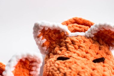 Pofuduk terlikler beyaz arka planda tilki şeklinde. Çocuk terlikleri.