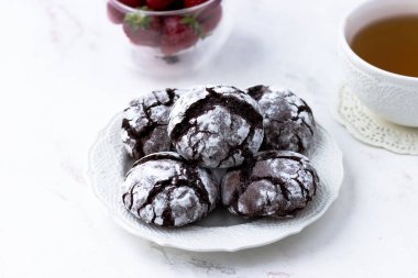 Çatlaklı çikolatalı kurabiyeler. Lezzetli ikram