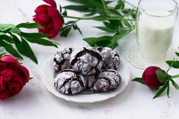 นบนโต ขาว อคโกแลตแตกค วนมและดอกโบต — ภาพถ่ายสต็อก
