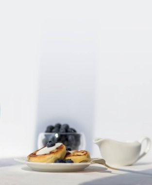 Peynirli kek ve yabanmersinli pankart. Mesaj için yeri olan bir kartpostal. Günaydın.