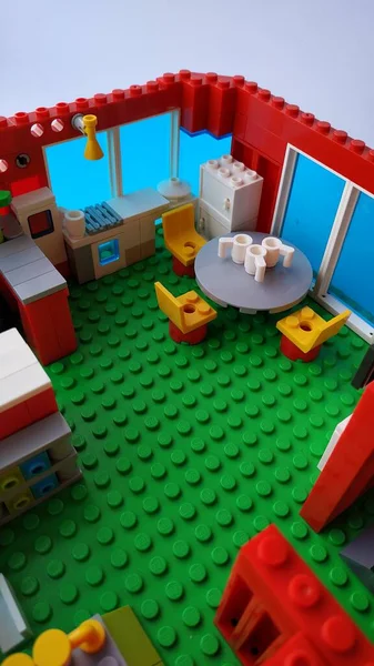 Lego Dan Yapılmış Mobilyalı Bir Çocukların Eğlencesi — Stok fotoğraf