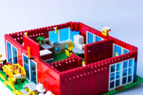 Dom Meblami Zbudowany Klocków Lego Wypoczynek Dla Dzieci — Zdjęcie stockowe