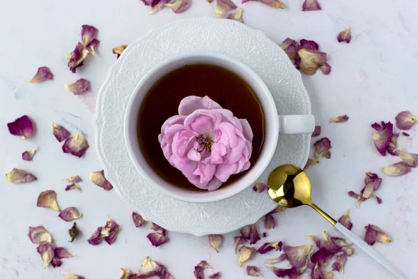 Une Tasse Thé Avec Une Rose Thé Sur Fond Marbre — Photo