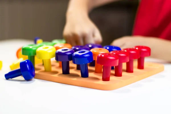Pennen Voor Kinderen Die Plastic Champignons Spelen Een Witte Achtergrond — Stockfoto