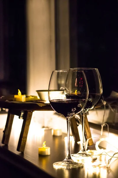 Twee Glazen Wijn Vensterbank Romantische Avond Bij Kaarslicht Bloemenslingers — Stockfoto