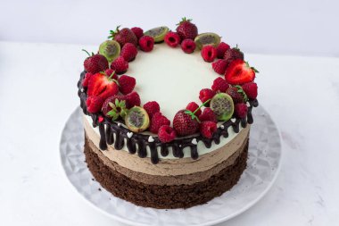 Üç çikolatalı kek, çilek, ahududu ve bektaşi üzümü.