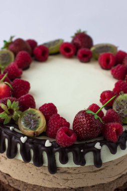 Üç çikolatalı kek, çilek, ahududu ve bektaşi üzümü.