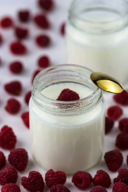 İştah açıcı sağlıklı yoğurdun yan görüntüsü. Ahududulu ev yapımı yoğurt.
