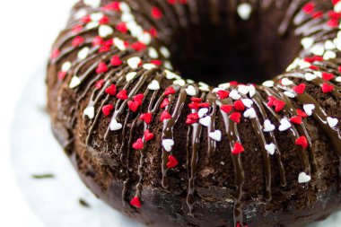 Çikolatalı kek iştah açıcı. Kırmızı ve beyaz desenli çikolata kaplı kek.