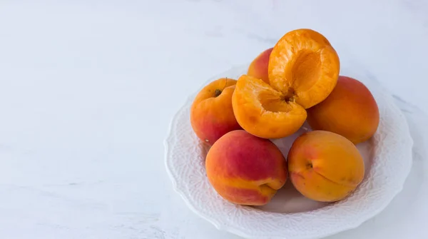 Ζουμερά Ώριμα Βερίκοκα Λευκό Πιάτο Καλοκαιρινά Φρούτα Λευκό Φόντο — Φωτογραφία Αρχείου