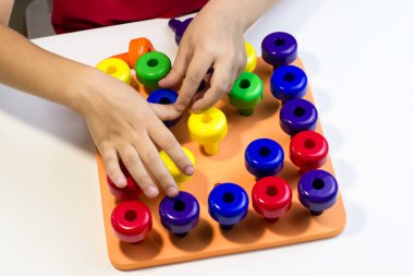 Beyaz arka planda plastik mantar oynayan çocuk kalemleri.