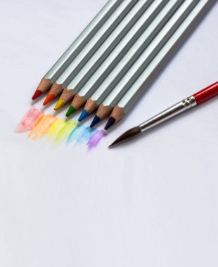 Suluboya kalemler. Beyaz arkaplanda çok renkli kalemler