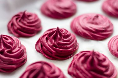 Siyah frenk üzümü ve elmadan marşmelov. Şekerleme yapma süreci. Yakın plan.